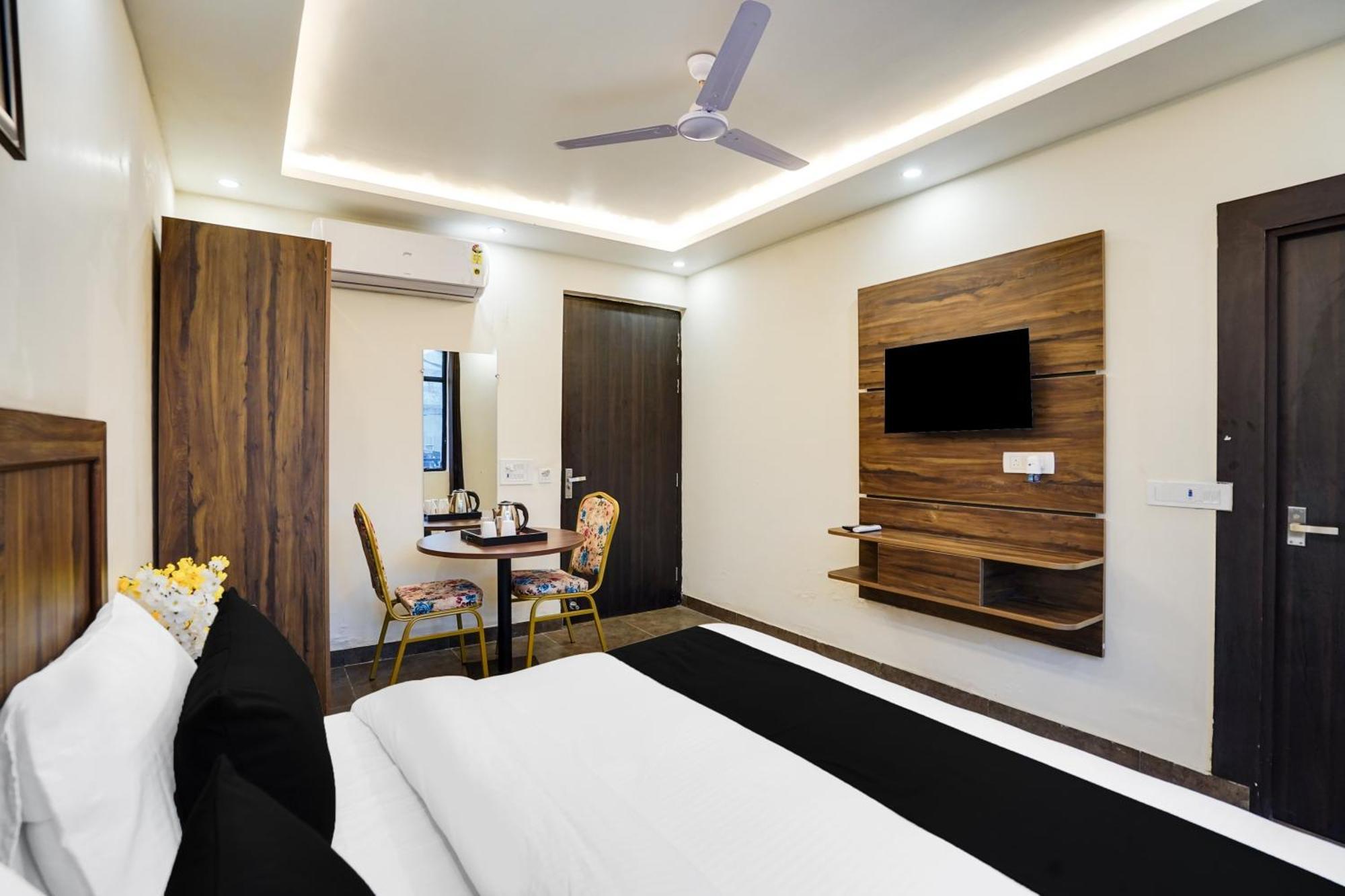 Super Townhouse The Royal Casa Hotell Ghaziabad Exteriör bild