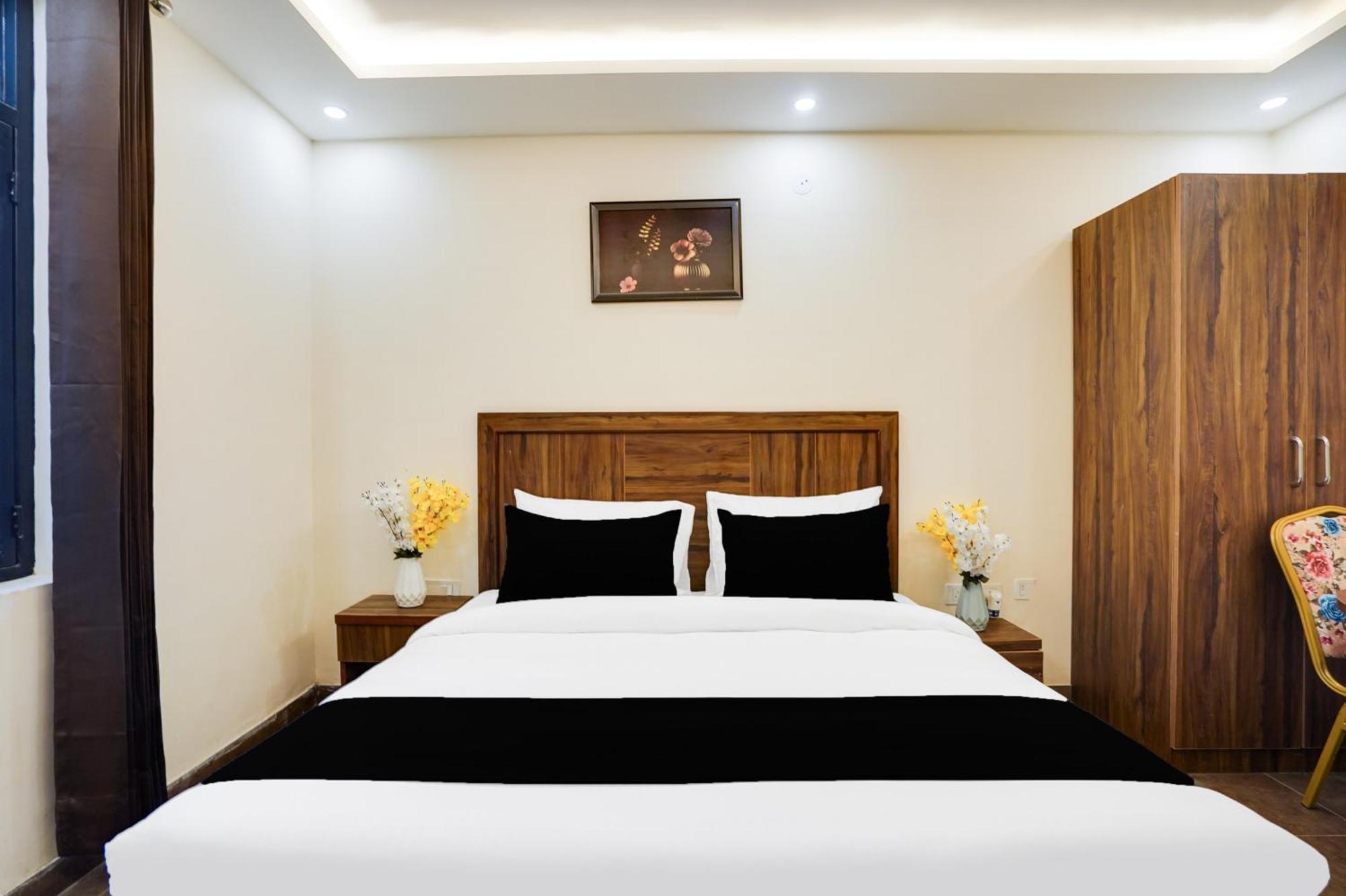 Super Townhouse The Royal Casa Hotell Ghaziabad Exteriör bild