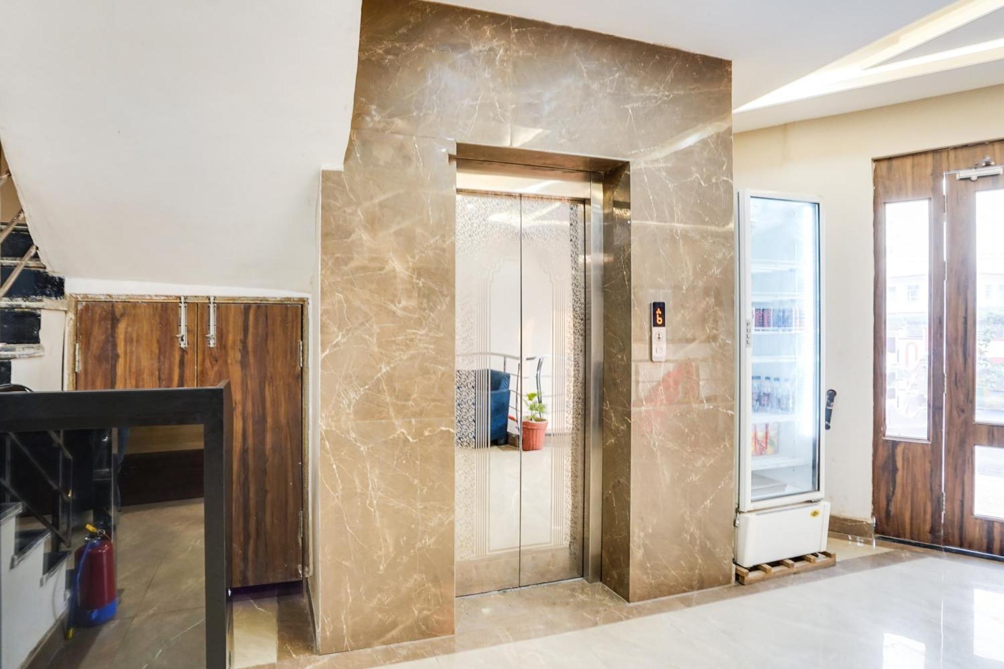 Super Townhouse The Royal Casa Hotell Ghaziabad Exteriör bild