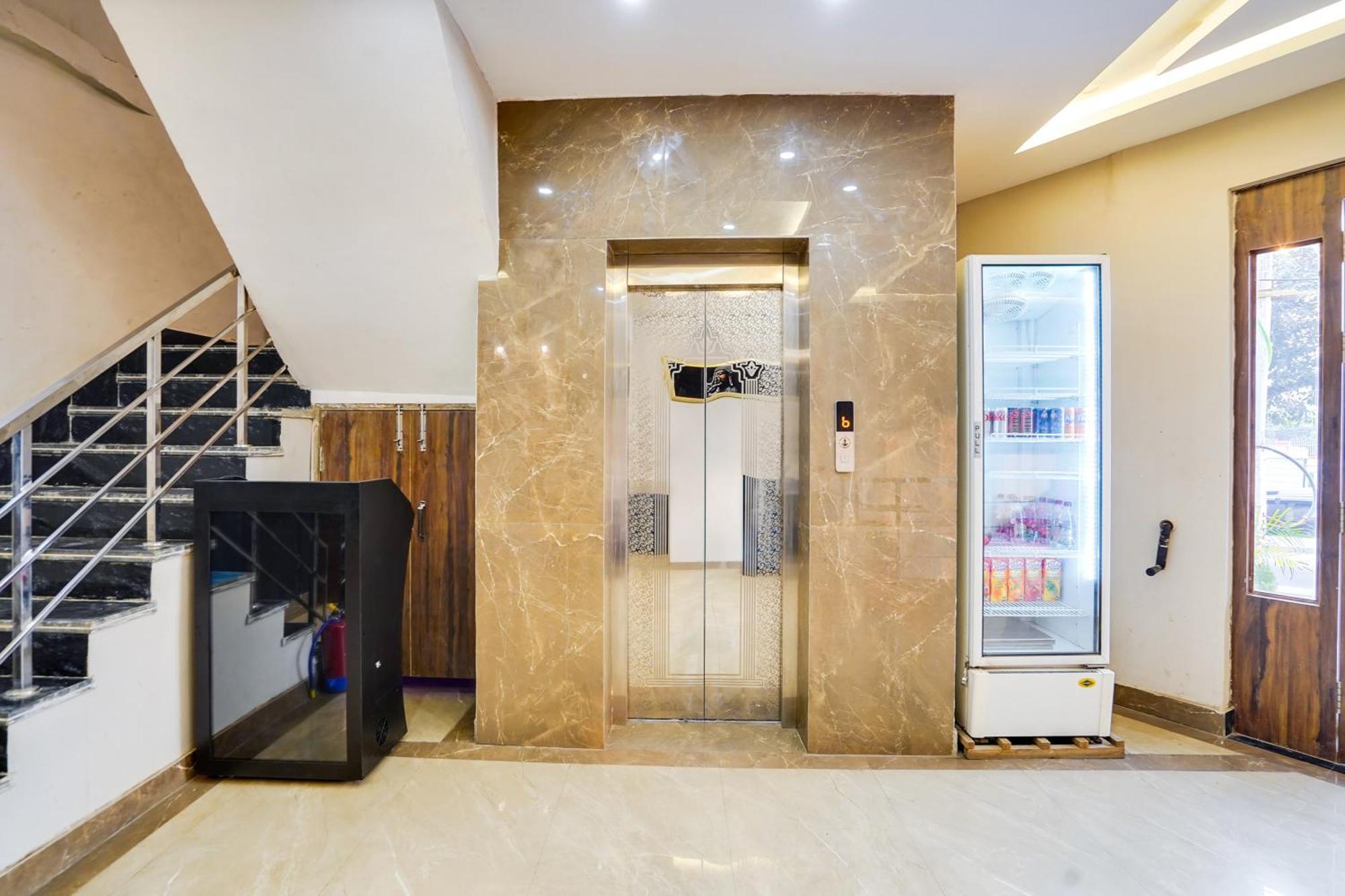 Super Townhouse The Royal Casa Hotell Ghaziabad Exteriör bild