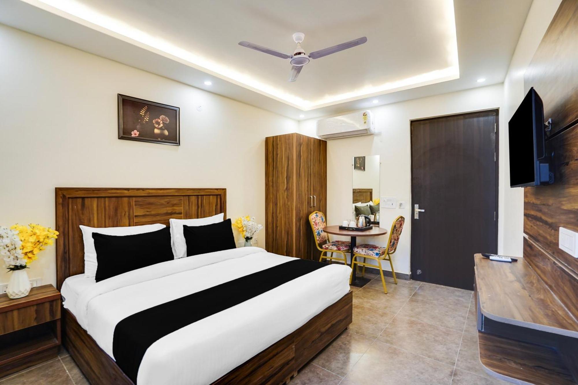 Super Townhouse The Royal Casa Hotell Ghaziabad Exteriör bild